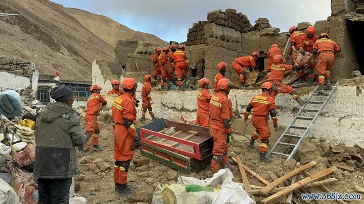 西藏森林消防方面,地震发生后9点20分就从不同地方派出三支队伍,仅郑龙所在的队伍就出动了600人,最早一支队伍中午12点40分到达,三支队伍陆续在1点半之前都抵达现场。